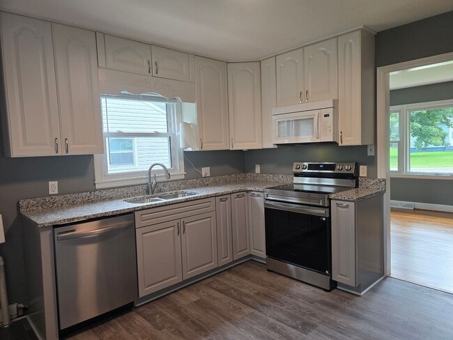 Building Photo - Charming Ranch with Fenced Yard in the Hea...