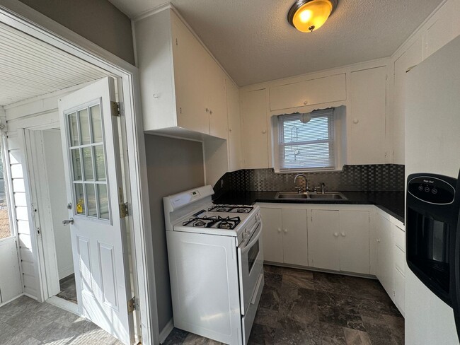 Building Photo - Adorable two bedroom one bathroom home loc...