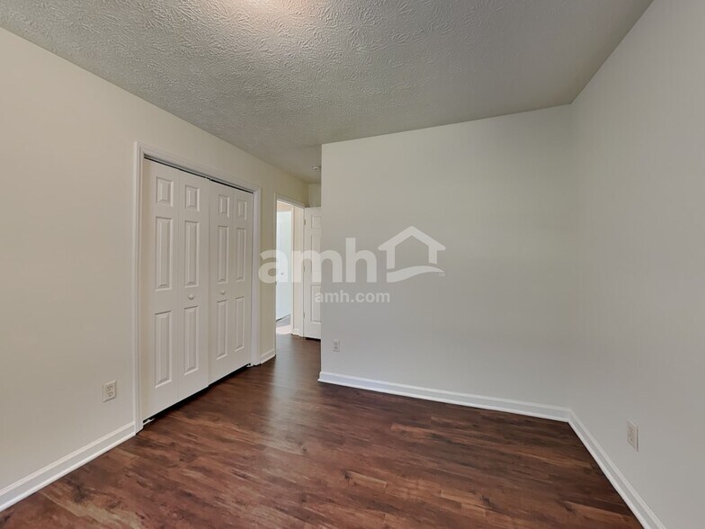 Building Photo - 541 Clyde Dr