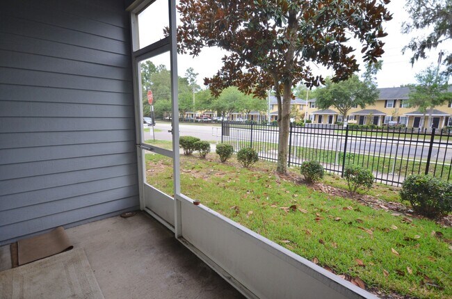 Building Photo - Chase Hollow #101