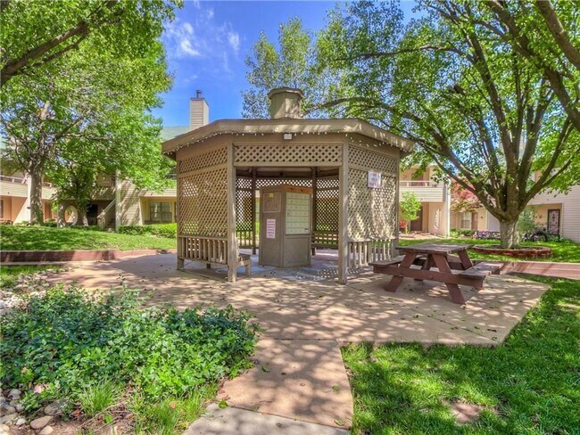 Building Photo - *** SPECIAL $300 OFF 1ST MONTH’S RENT***Available Now! Best Value in North OKC – Comfortable Cond...