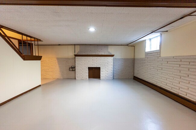 Building Photo - 1316 E Highland St