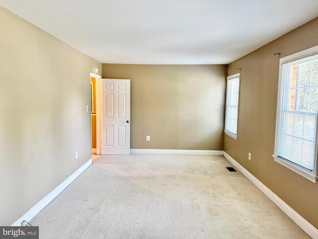 Building Photo - 15407 Skyline Dr