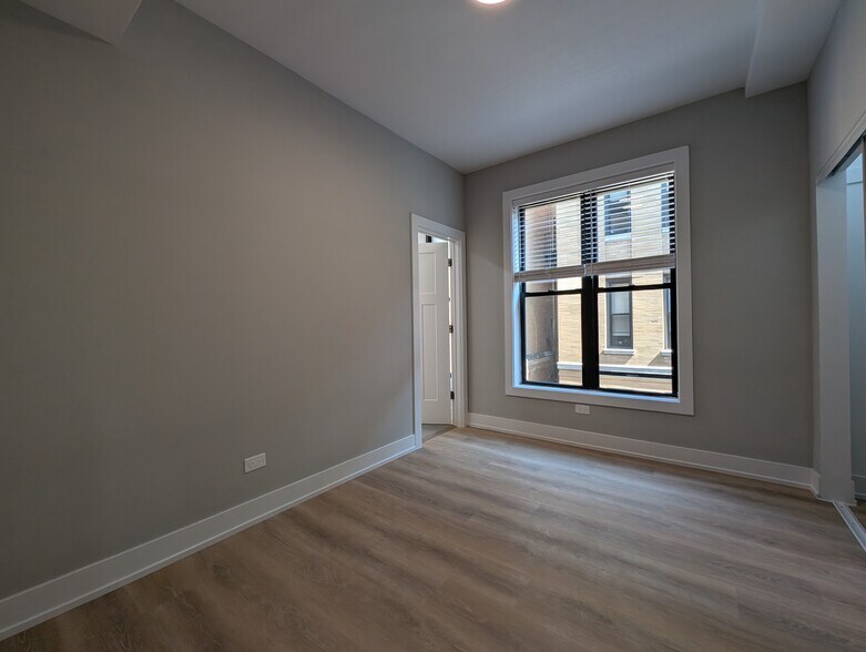 Building Photo - 423 W Belden Ave
