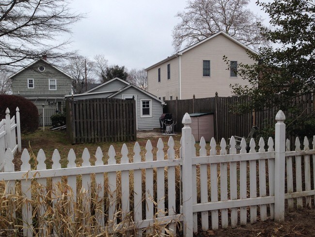 Building Photo - 115 10th Ave