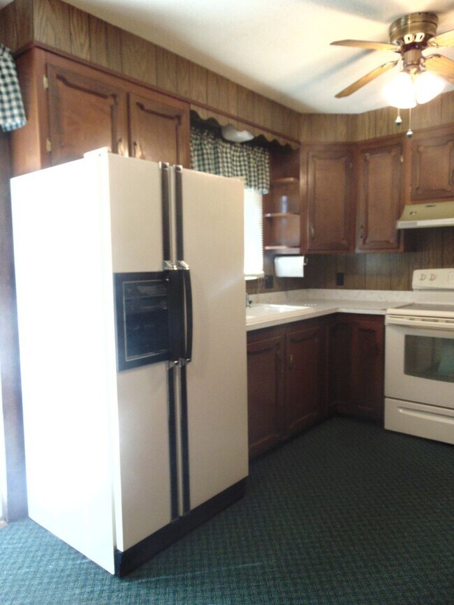 Building Photo - Fayette Family Farm House!