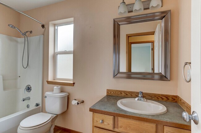 Building Photo - 3-bedroom, 2.5-bathroom Pet Friendly Home