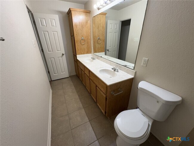 Building Photo - 1405 Cinch Dr