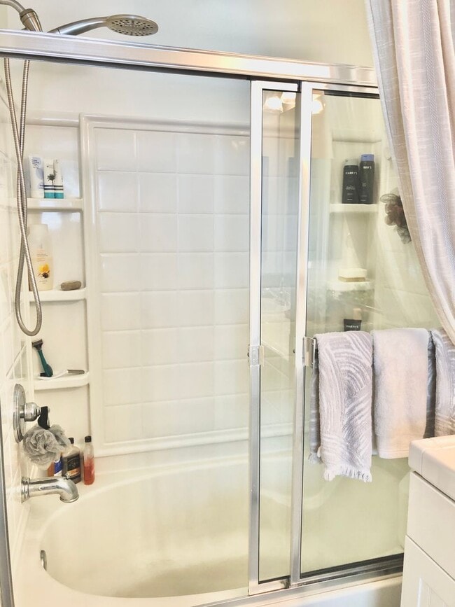 Building Photo - Beautifully Upgraded & Appointed End Condo...