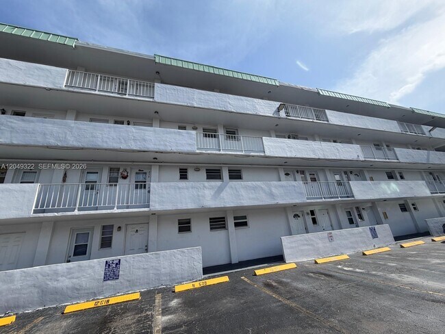 Building Photo - 1333 E Hallandale Beach Blvd