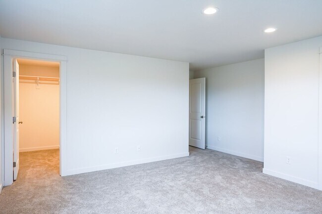 Building Photo - 4 Bedroom, 2.5 Bath New home