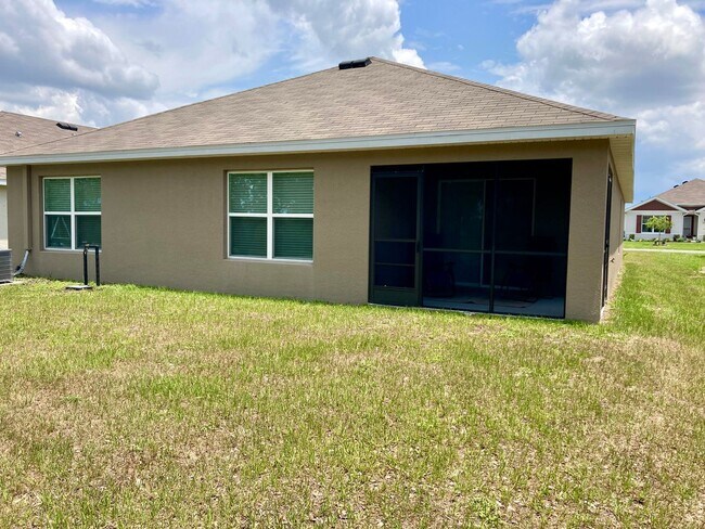 Building Photo - Golf Course Home!