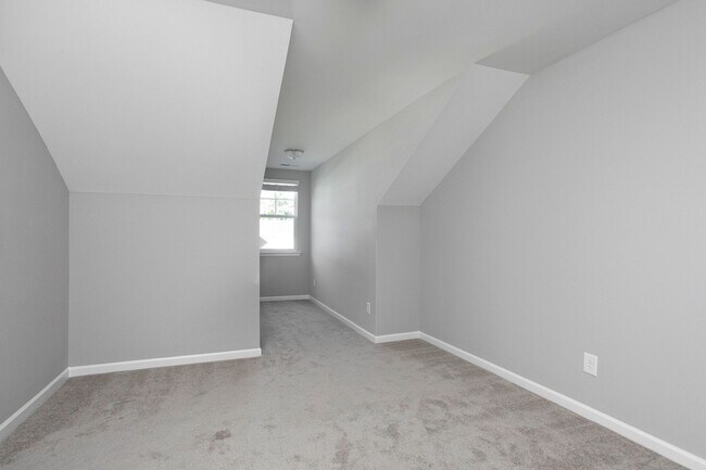 Building Photo - Available mid-July - Adorable 3 Bed 2.5 Ba In Great Location! First Floor Master!