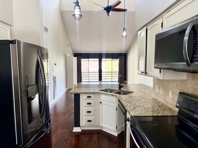 Building Photo - 178 April Point Dr N