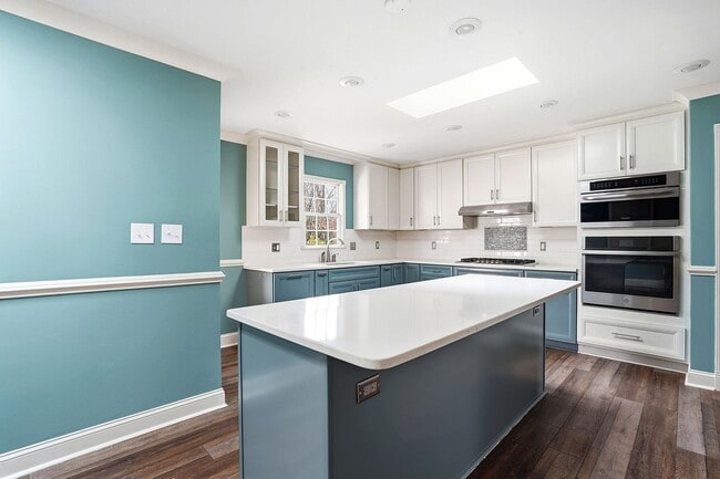 Building Photo - LIVE IN THE HEART OF RALEIGH-BEAUTIFUL AND FUNCTIONAL HOME AWAITS YOU!