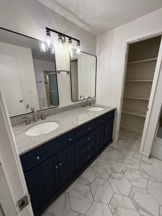 Building Photo - 1328 Green Ct N