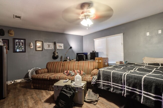 Building Photo - Rare find 5-bedroom 4-bathroom home near T...