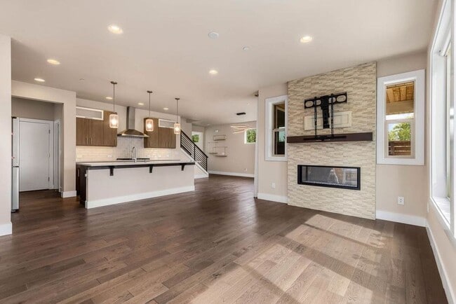 Building Photo - Beautiful Home in Kirkland with 2-Car Garage and Outdoor Patio!