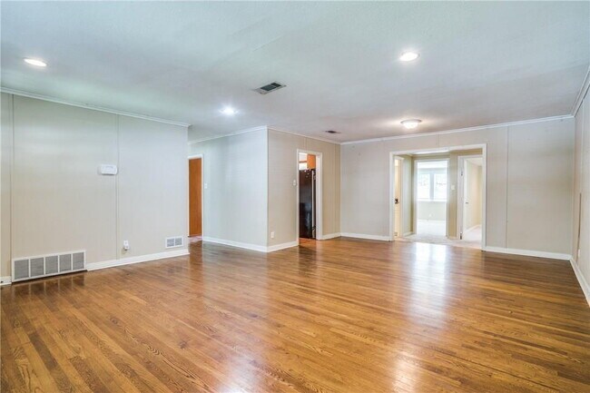 Building Photo - Spacious 5 Bedroom Home Near TCU Available 6/15/26