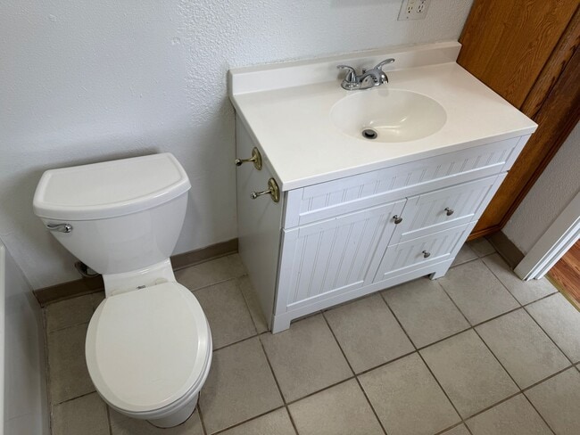 Building Photo - Updated 3 bedroom, 1 bath house in Springfield!