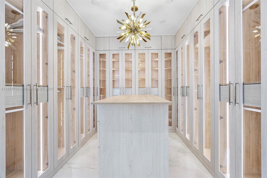 Building Photo - 300 Biscayne Blvd Way