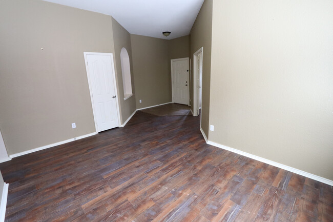 Building Photo - 1000 Warbler Ln