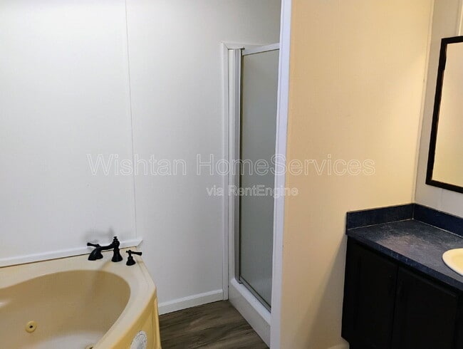 Building Photo - 120 Evergreen St