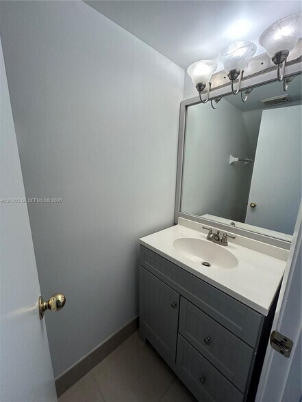 Building Photo - 4401 SW 70th Ter