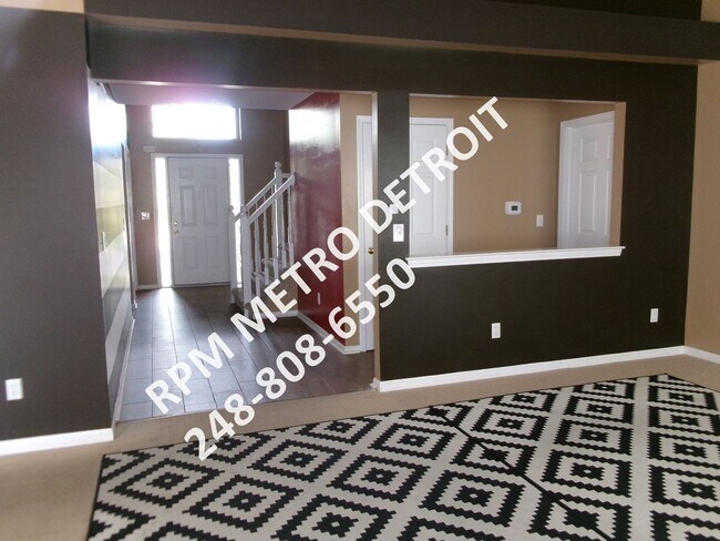 Building Photo - SPACIOUS HOME IN BROWNSTOWN