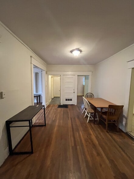 Building Photo - 812 W Main St