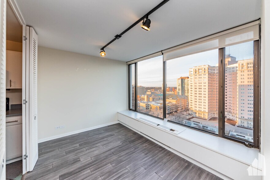 Building Photo - 5455 N Sheridan Rd