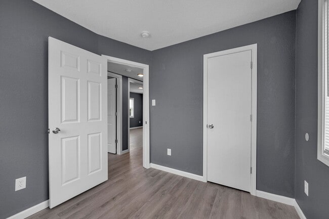 Building Photo - 2 Bed 1 Bath Completely renovated apt - appliances/water provided $900