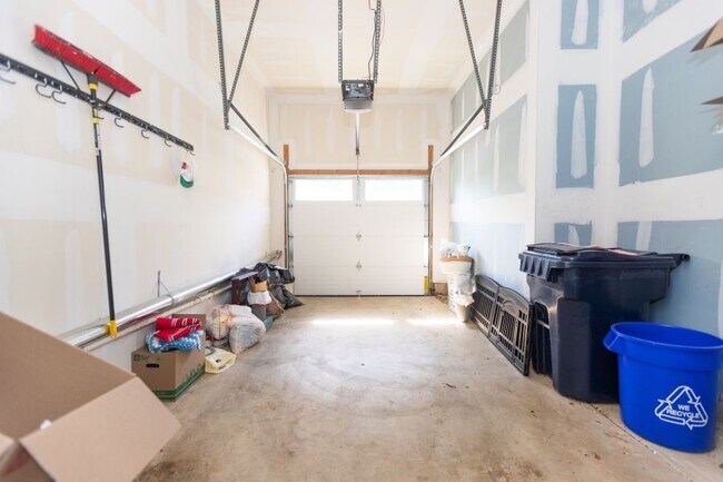 Building Photo - 609 Lakeview Ct