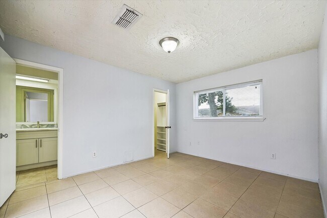 Building Photo - 6407 S Briar Bayou Dr