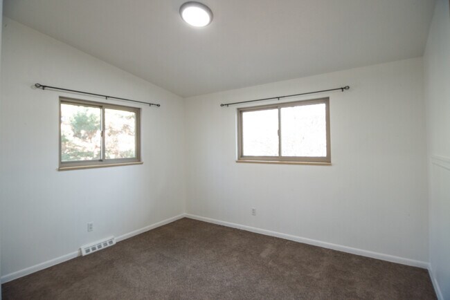 Building Photo - 9 Paramount Pkwy