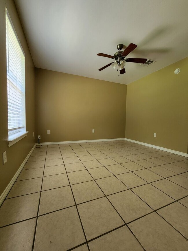 Building Photo - 3 bedroom 2 bath brick home