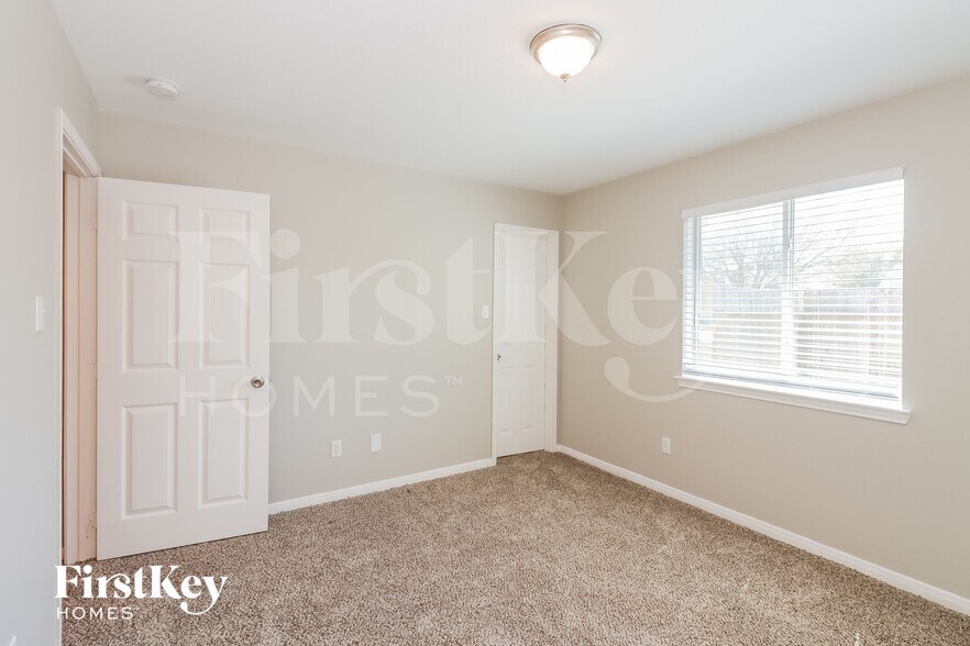 Building Photo - 4515 Bridgevillage Dr