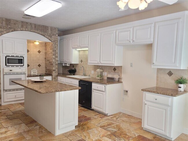 Building Photo - 2626 Blue Lake Dr