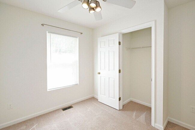 Building Photo - Pet-Friendly End-Unit Ridgecrest Townhome