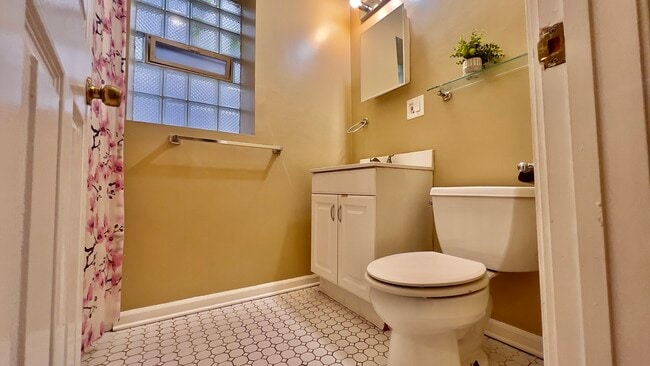 Building Photo - 7221 S Euclid Ave