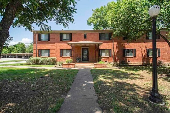 Building Photo - 2104 Virginia Dr