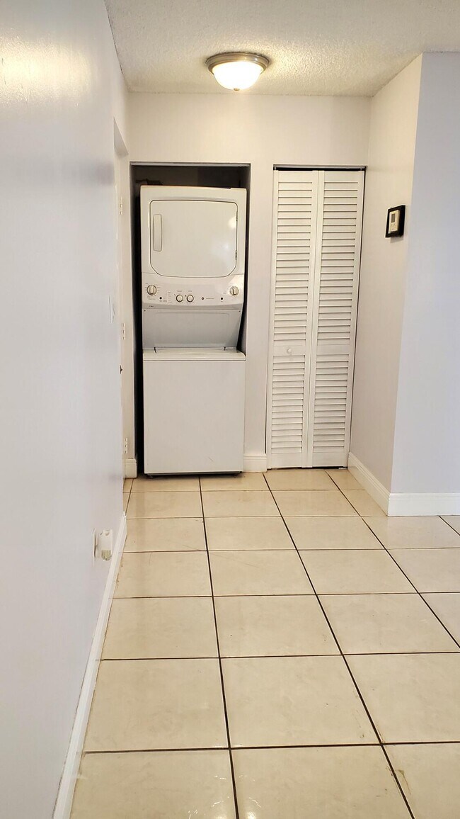 Building Photo - 721 N Pine Island Rd