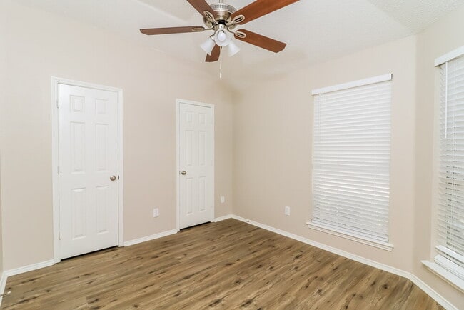 Building Photo - 808 Thorton Dr