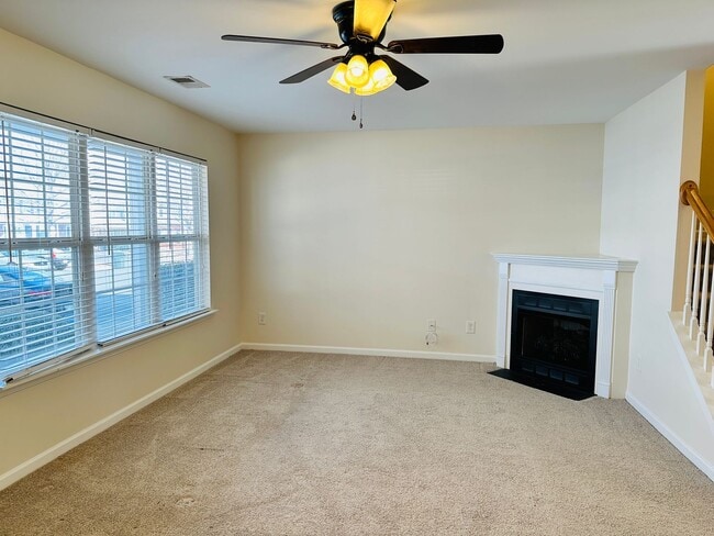 Building Photo - Three Bedroom Townhome Close to Everything