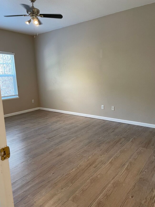 Building Photo - 5225 White Willow Dr