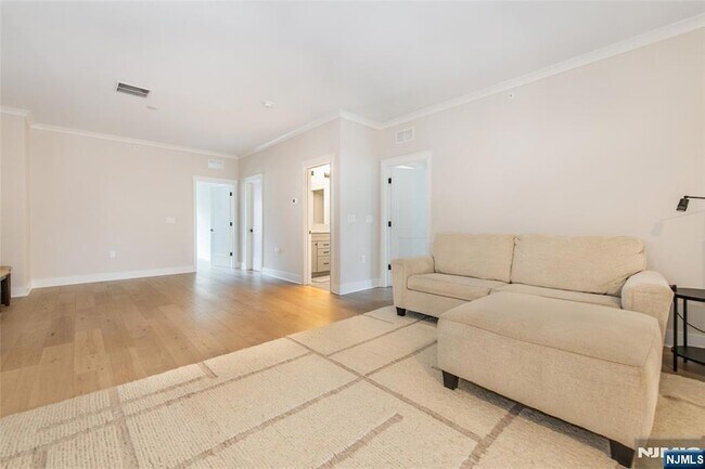 Building Photo - 37 Hillandale Dr