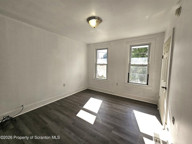 Building Photo - 907 Green Ridge St