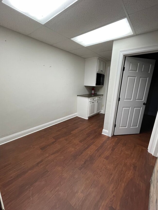 Building Photo - Gorgeous Commercial Unit off of North Market!