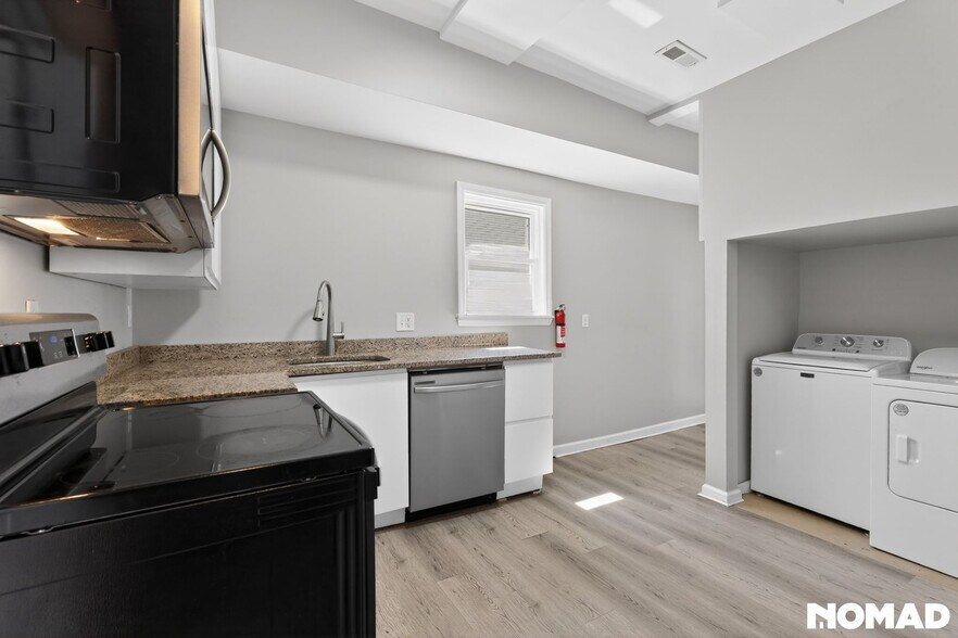 Building Photo - 558 Marston St