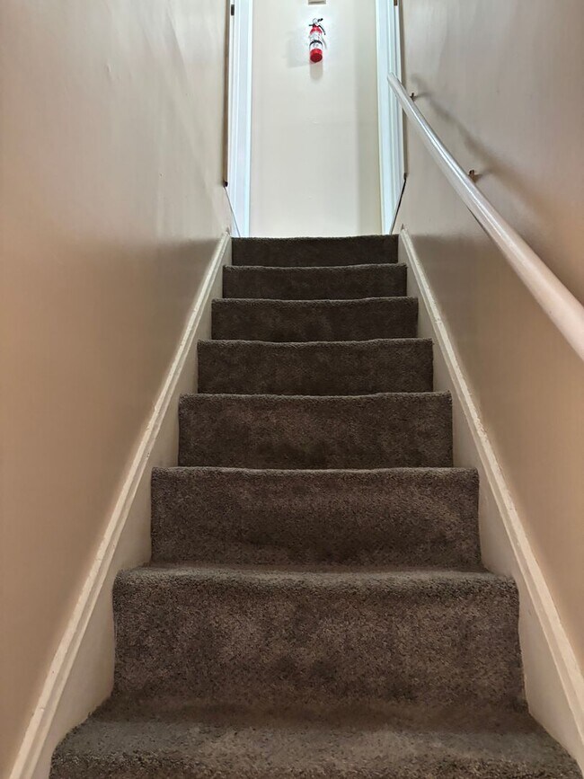 Building Photo - Mt Washington 2 Bedroom Duplex